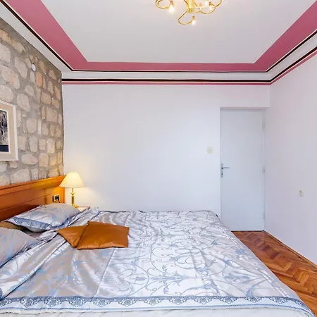 Nicol - One-bedroom With Terrace